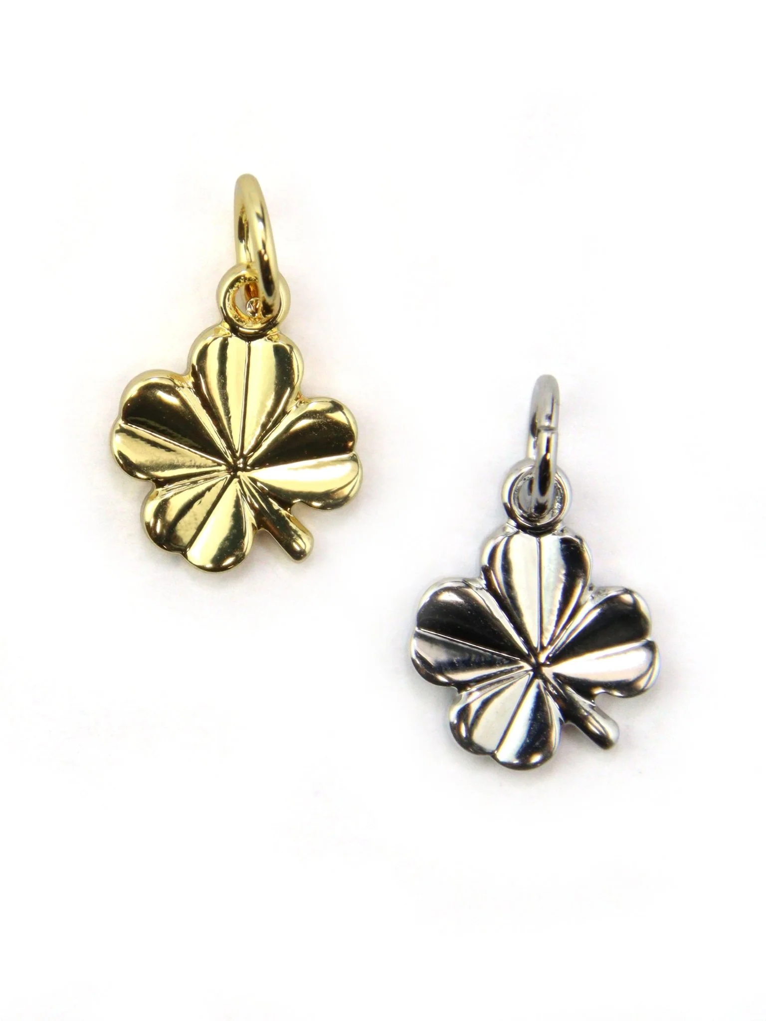 Charm trèfle laiton 11 mm