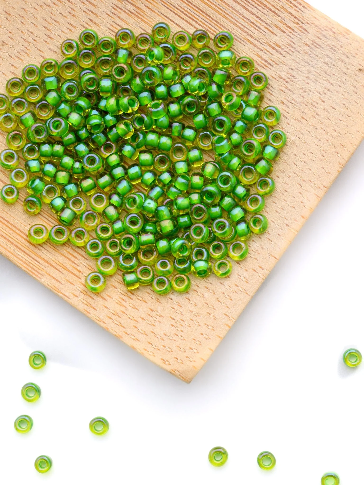 Perles de rocailles - Vert pomme irisé - Image 2